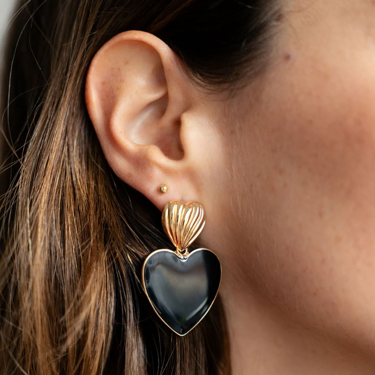 Boucles d’oreilles cœurs noir et doré - Image 2