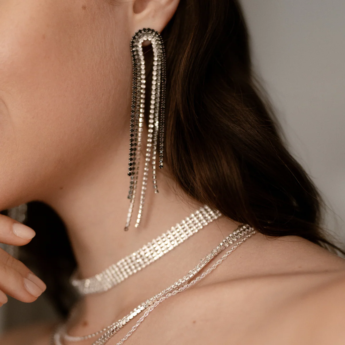 Boucles d’oreilles longues à strass noirs - Image 3