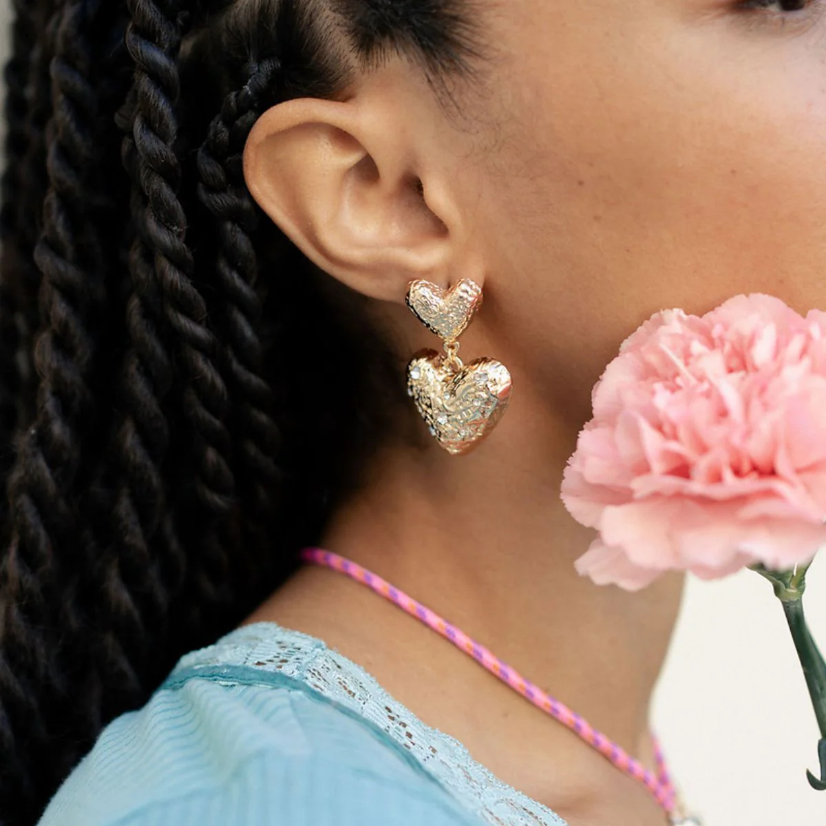 Boucles d'oreilles double cœurs martelés strassés - Image 3