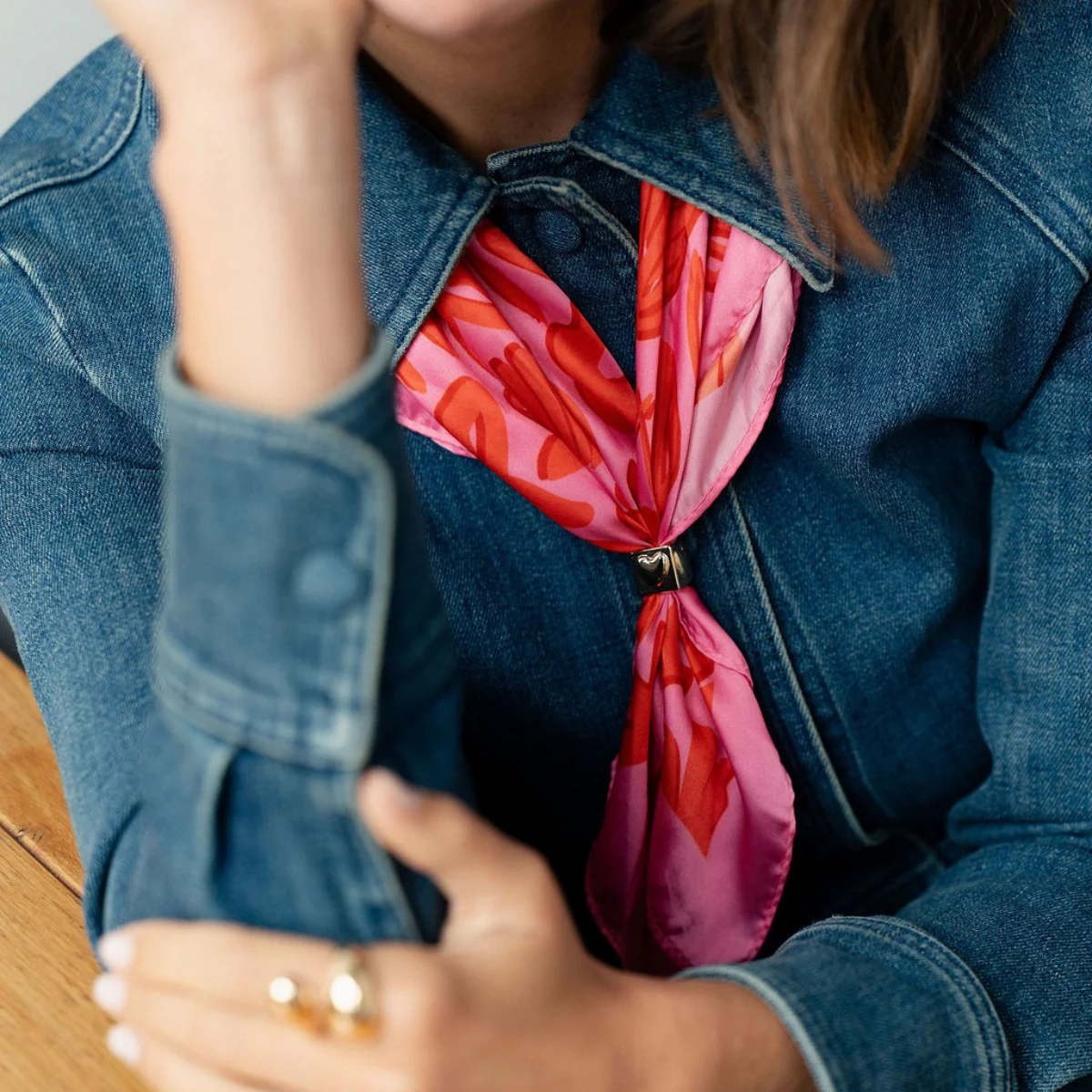 Collier foulard imprimé rose et rouge avec bague - Image 4
