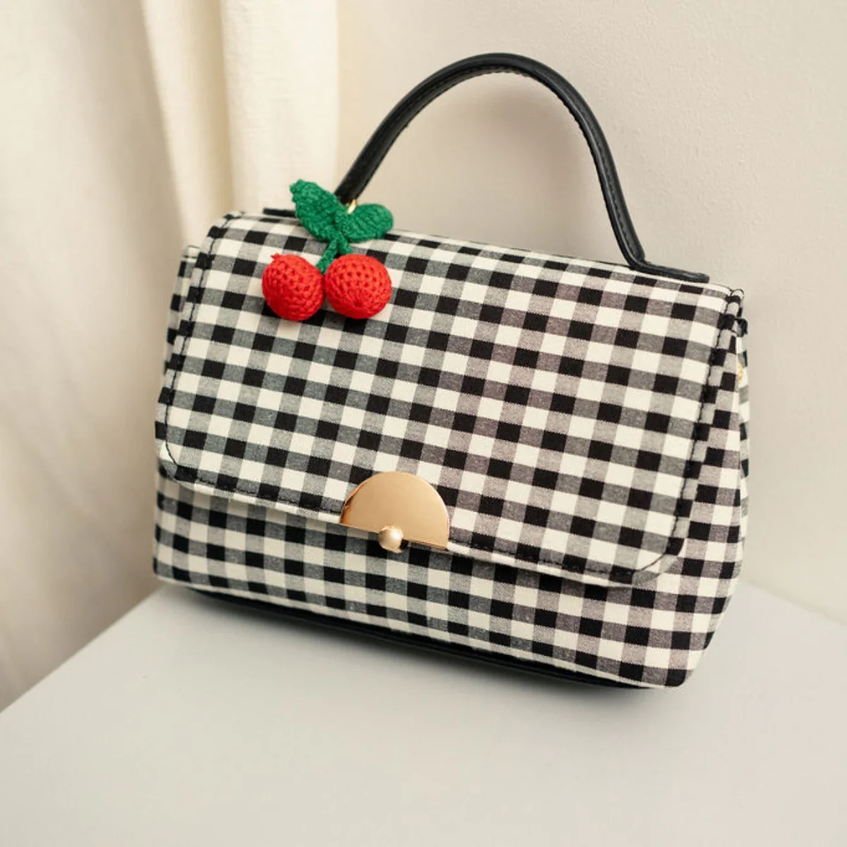 Petit sac à bandoulière motif vichy avec grigri cerise - Image 2
