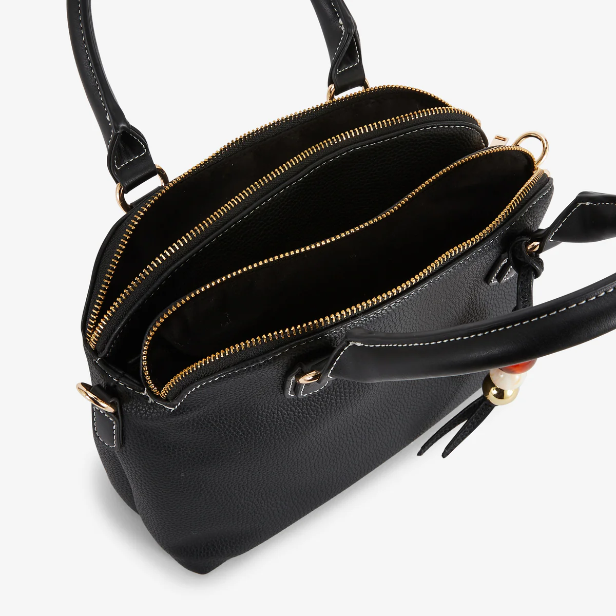 Petit sac porté main noir avec grigri de perles - Image 4