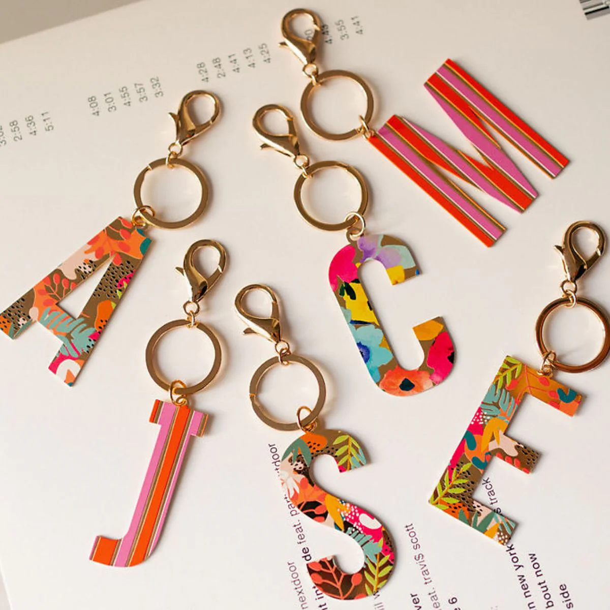Porte-clés lettre "N" à rayures - Image 2