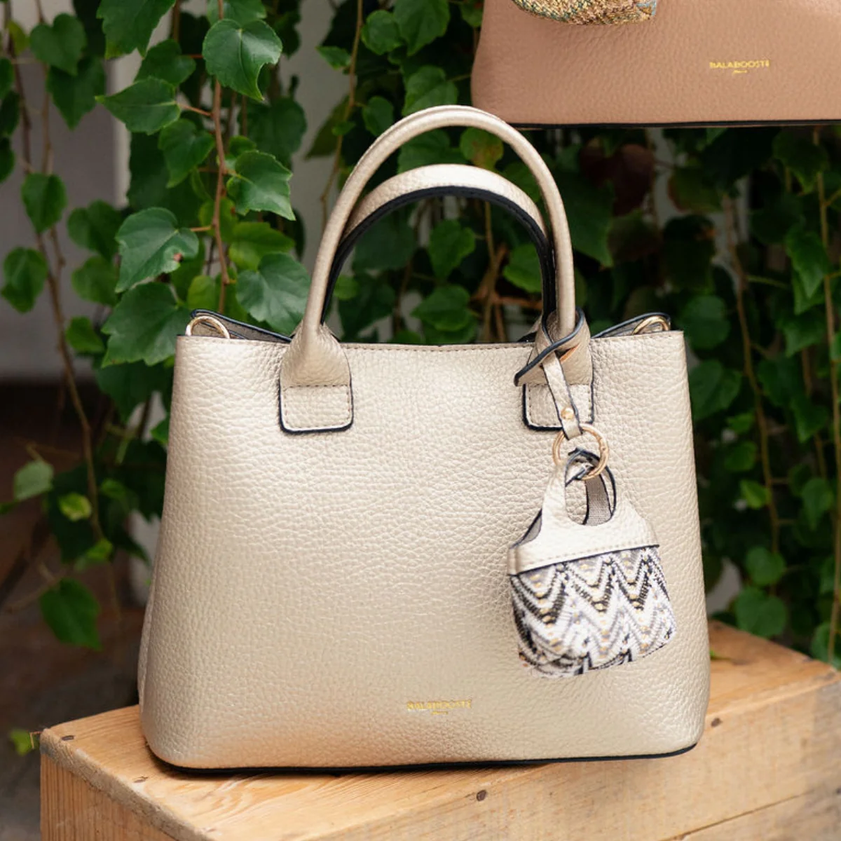 Sac à main grainé doré avec grigri mini sac - Image 2