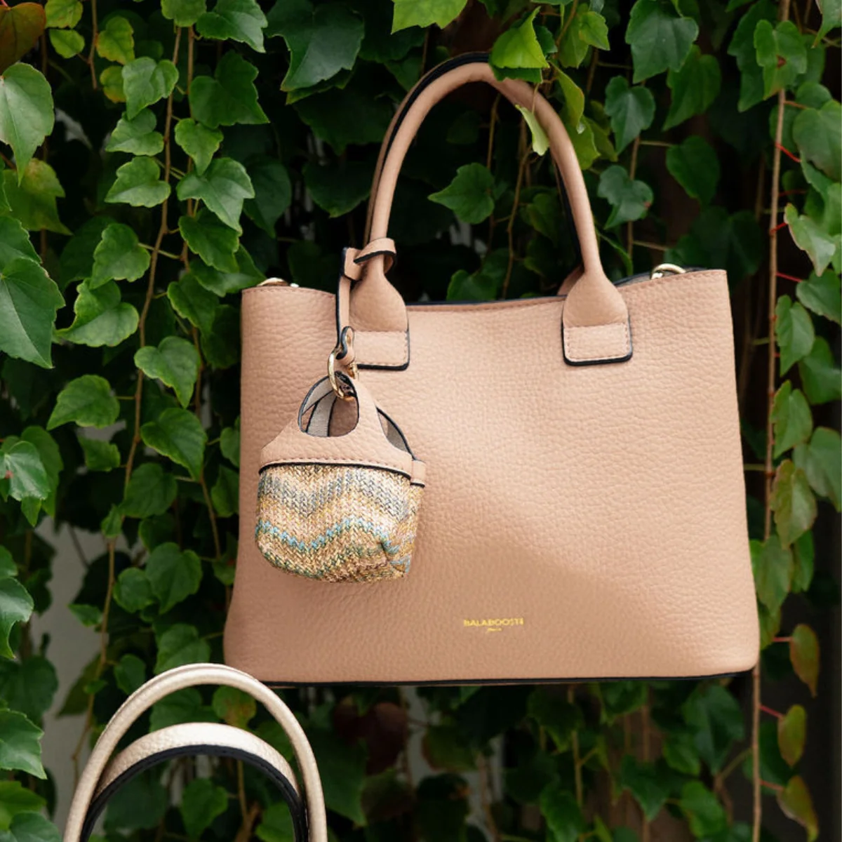 Sac à main grainé nude avec grigri mini sac - Image 2